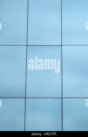 Vetro specchiato una finestra di un edificio per uffici, vicino. Foto Stock