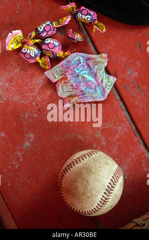 Il baseball e il bubble gum seduta sul banco durante il Little League Baseball gioco Foto Stock