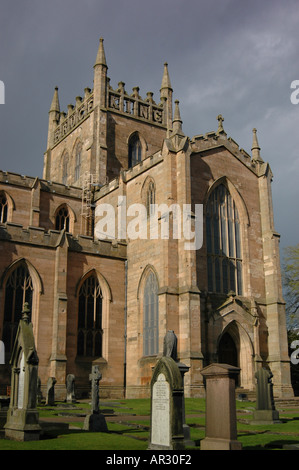 Colpo di Dunfermline Abbey in un giorno nuvoloso Foto Stock