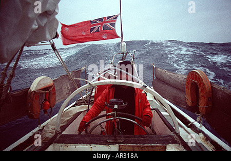 Oceano australe vela in mare mosso timoniere su un grande yacht a vela in Oceano Meridionale in Heavy Weather grandi onde e hi Foto Stock