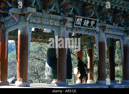 Monaco campanello squilla, Hwaom-sa monastero, Hwaom-sa, Corea del Sud Asia Foto Stock