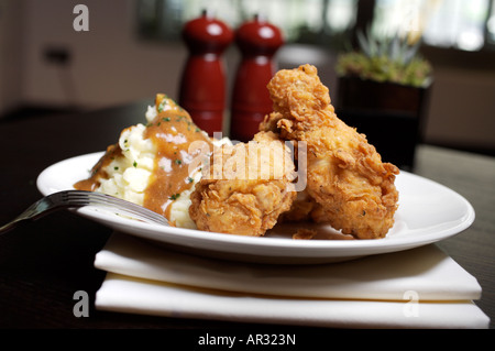 Un piatto di pollo fritto bacchette con purè di patate e salsa Foto Stock