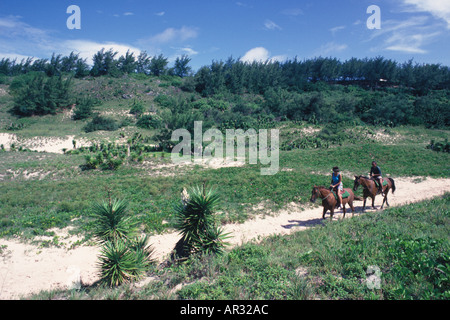 Un paio di andare a cavallo sulla costa sud percorso Bermuda Foto Stock