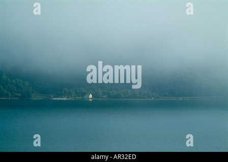 La nebbia in Innvikfjorden l'estremità orientale di Nordfjorden l'inizio delle tre valli spettacolari a Jostedalbreen Sogn og Fjordane F Foto Stock