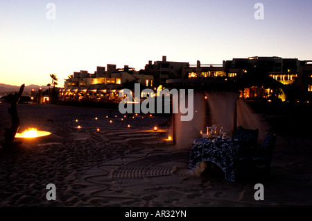 Un 'tavolo per due sulla sabbia', una speciale cena romantica esperienza offerti dal lusso Las Ventanas al Paraiso resort Foto Stock