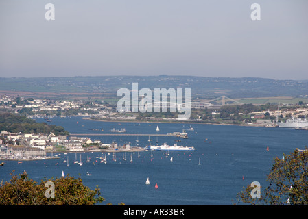 Vista del fiume Tamar Valley con il traghetto Torpoint e Isambard Kingdom Brunel il celebre Ponte Plymouth, Devon, Regno Unito Foto Stock