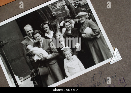 Nostalgia di nozze vecchie fotografie in bianco e nero che mostra il giorno del nostro matrimonio sposa e lo sposo i genitori e gli ospiti presa a metà degli anni cinquanta Foto Stock