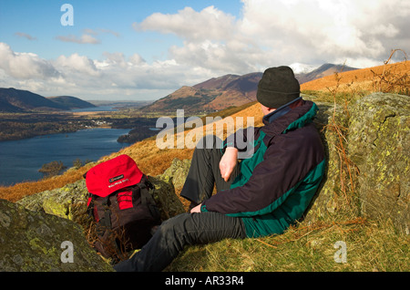 Cadde walker affacciato sulla Derwent Water e lago di Bassenthwaite nel distretto del lago, Cumbria, Inghilterra, Regno Unito. Foto Stock