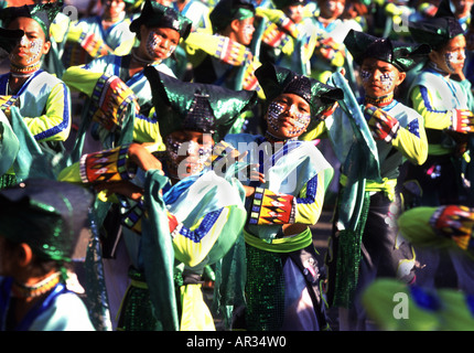 Persone che indossano costumi tradizionali e face painting a Sinulog festival, Cebu City, isola di Cebu, Filippine, Asia Foto Stock