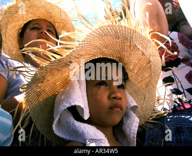 Ragazza guardando Sinulog festival, Cebu City, isola di Cebu Filippine Foto Stock