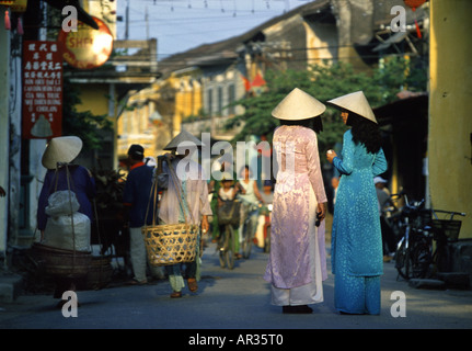 Le donne in corrispondenza di una via a Hoi An, Vietnam Asia Foto Stock