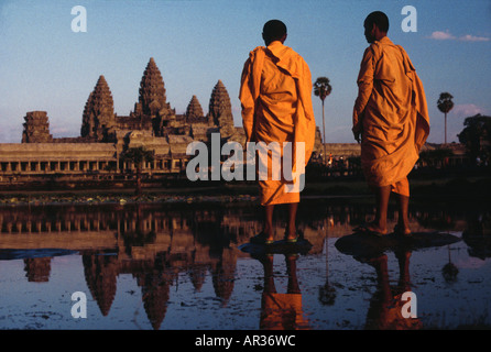 I monaci in Angkor Wat, Angkor Wat, Siem Raep Cambogia, Asia Foto Stock