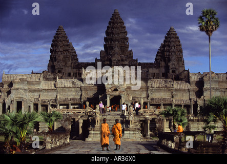 I monaci di fronte al tempio di Angkor Wat sotto il cielo velato, Siem Raep, Cambogia, Asia Foto Stock
