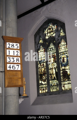 Una scheda che mostra gli inni per essere cantato durante la domenica servizio di chiesa Foto Stock