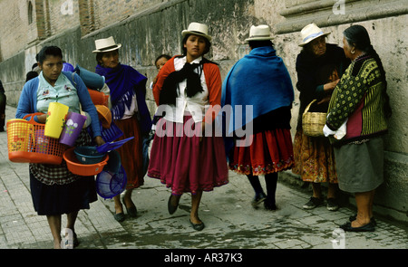 Indio donne vicino a Cattedrale di Cuenca, Cuenca, Ecuador America del Sud Foto Stock