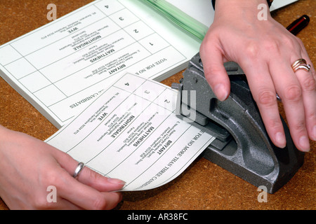 La carta di voto e timbro ufficiale della guarnizione di goffratura Foto Stock