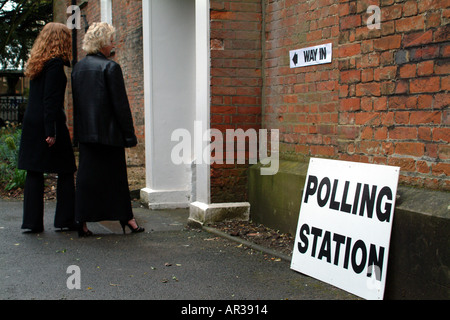 Stazione di polling elettori entrando al loro voto il giorno delle elezioni Foto Stock