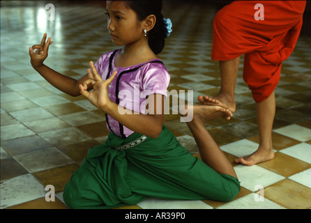 Ragazza tempio di apprendimento della danza, Accademia Reale delle Arti, Phnom Penh Cambogia Foto Stock