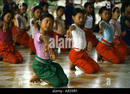 Le ragazze del tempio di apprendimento della danza presso la Royal Academy of Performing, Phnom Penh, Cambogia, Asia Foto Stock