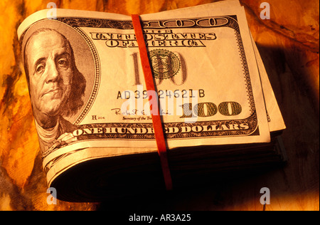 Bundle di denaro posseduto dalla fascia di gomma Foto Stock