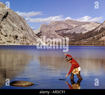 L'uomo la pesca in Lago Tenaya nel Parco Nazionale di Yosemite in California USA Foto Stock