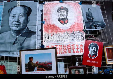 Il presidente Mao Tse Tung memorabilia in vendita su strada Liulichang che è rivestito con negozi di antiquariato cinese di Pechino Foto Stock