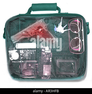 Simulazione di controlli di sicurezza in aeroporto a raggi X che mostra una valigetta contenente una Smith e Wesson 9mm pistola Foto Stock