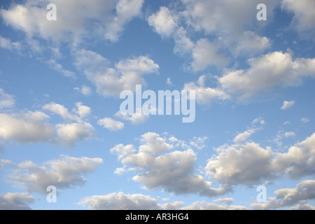 Bianchi e soffici nuvole nel cielo blu Foto Stock