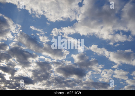 Bianchi e soffici nuvole nel cielo blu Foto Stock