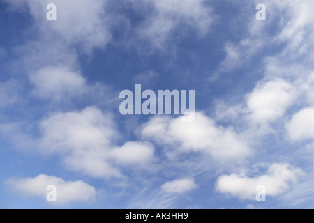 Bianchi e soffici nuvole nel cielo blu Foto Stock