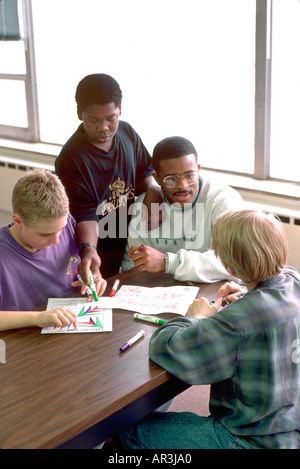 Il tutor e giovani età 22 e 13 nella Comunità dopo la scuola programma di studio. St Paul Minnesota USA Foto Stock