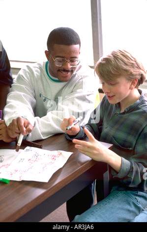 Il tutor e la gioventù età 22 e 13 nella Comunità dopo la scuola programma di studio. St Paul Minnesota USA Foto Stock