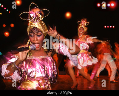 Il cantante di cabaret Tropicana, Havana, Cuba, Caraibi, America Foto Stock