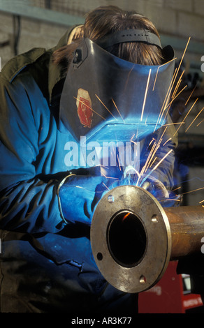 Un saldatore a lavoro Foto Stock