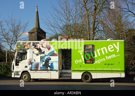 Essex County Council mobile libro prestito biblioteca camion camion van veicolo visita villaggio esterno con chiesa oltre Doddinghurst Essex Inghilterra UK Foto Stock