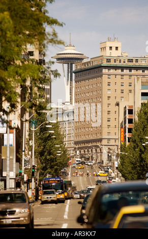 Lo spazio telai ad ago oltre il traffico intenso su Seattle s Second Avenue in estate Foto Stock