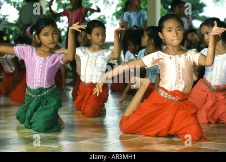 Le ragazze del tempio di apprendimento della danza presso la Royal Academy of Performing, Phnom Penh, Cambogia, Asia Foto Stock