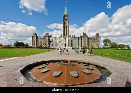 Il Centennial fiamma si trova sulla Collina del Parlamento Centennial fiamma è stata lanciata su del Canada, Ottawa, Ontario in Canada. Foto Stock