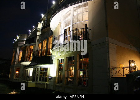Il Trafalgar Tavern a molto alta marea, Greenwich, Londra Foto Stock
