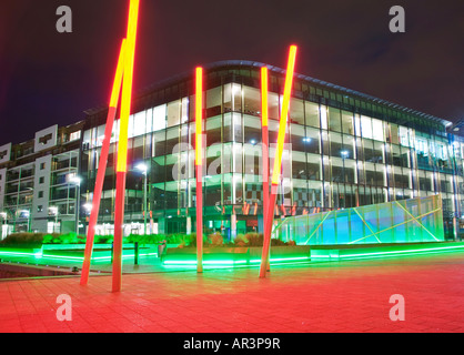 La facciata in vetro con delle moderne nuovi uffici di notte tempo. Situato presso il Grand Canal dock in Dublino è rigenerata area Docklands. Foto Stock