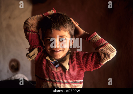 Un simpatico ragazzo sorridente di una tribù nomade, Thar Desert IN Foto Stock