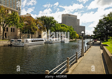 Tour barche ormeggiate sul Canale Rideau in Ottawa, Ontario in Canada. Foto Stock