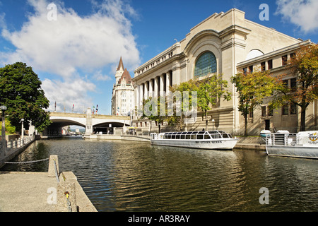 Tour barche ormeggiate sul Canale Rideau in Ottawa, Ontario in Canada. Foto Stock