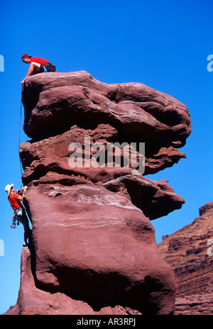 Arrampicatori presso Fisher torri nei pressi di Moab Utah Foto Stock