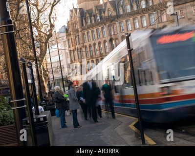 Supertram di Sheffield, centro città, South Yorkshire, nell'Inghilterra del Nord Foto Stock