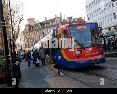 Supertram di Sheffield, centro città, South Yorkshire, nell'Inghilterra del Nord Foto Stock