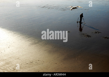 Uomo di rilevamento di metallo su una spiaggia Foto Stock