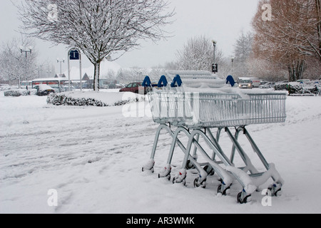 Abbandonate i carrelli dei supermercati in inverno Foto Stock