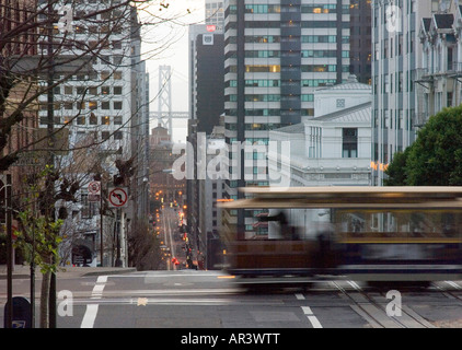 Una macchina di cavo attraversa la California Street di San Francisco Foto Stock