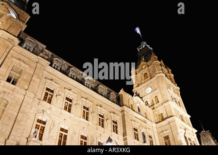 Vista notturna del palazzo del Parlamento torre dell orologio nella città di Québec in Canada Quebec. Foto Stock